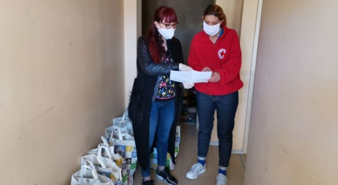 Даниела Савеклиева дари хранителни продукти и маски на нуждаещи се от община Благоевград