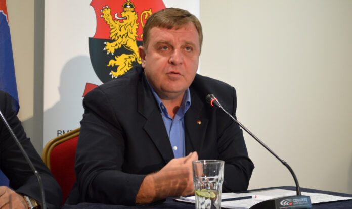 Каракачанов към Нинова: Некадърният политик първо посяга на армията