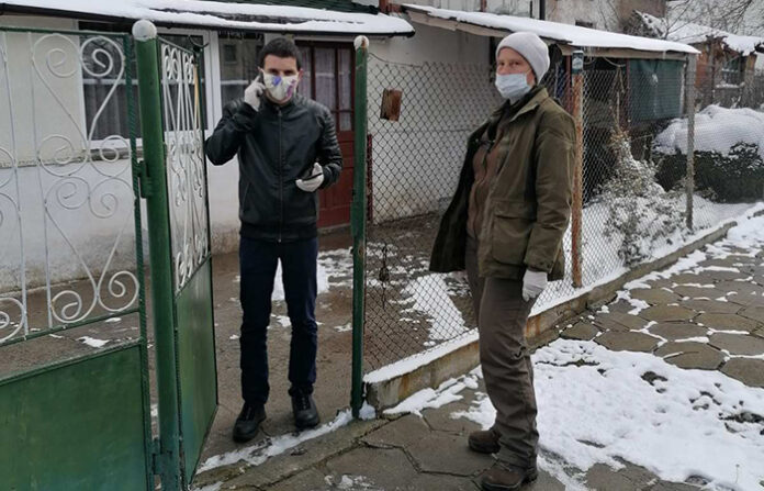 Служители на “ДЛС Витошко-Студена” помагат на възрастни в село Боснек