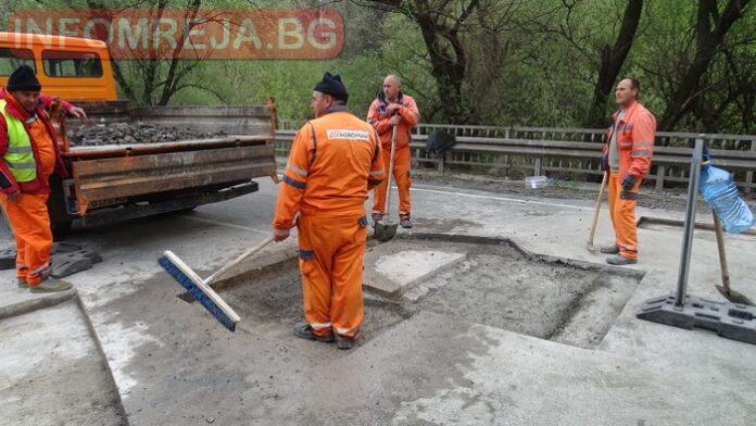 Кърпят дупки по Е-79, монтират мантинели на АМ "Струма" и на пътя Симитли-Разлог