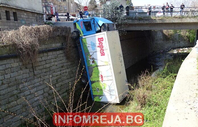 Камион с мляко падна в коритото на река Бистрица в Дупница