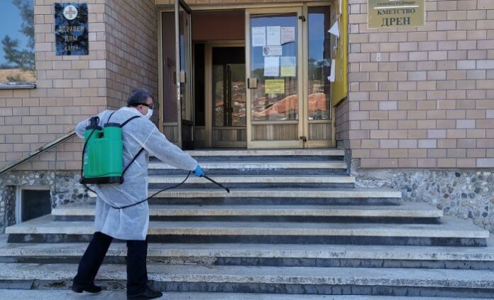 Дезинфекцираха църкви, пощи и кметства в радомирски села
