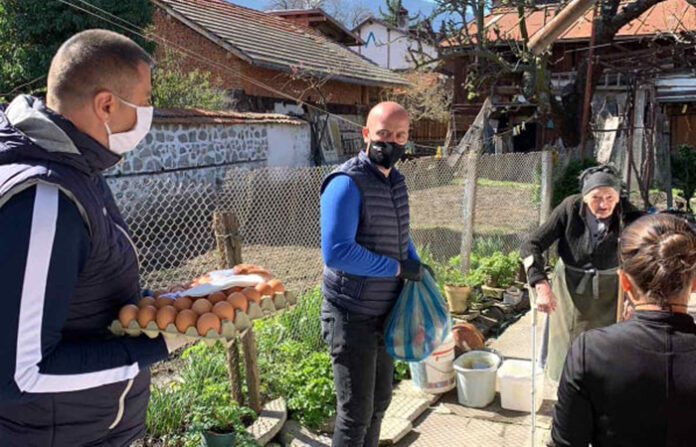 Александър Мацурев раздаде още 50 козунака и чанти с продукти на нуждаещи се от община Банско