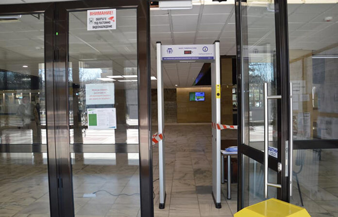Мерят температурата на входа на Община Благоевград