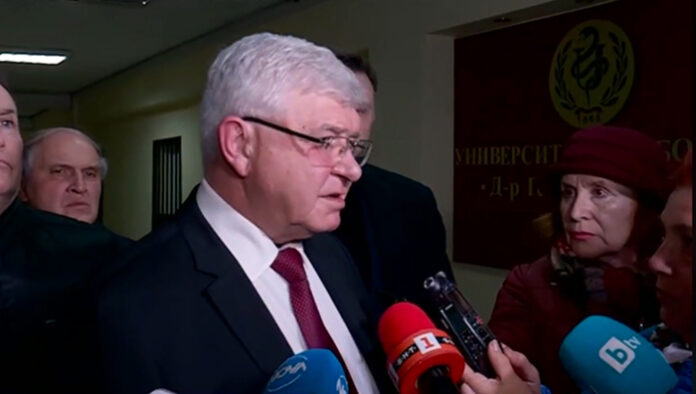 Противоепидемичните мерки се удължават до 13 май