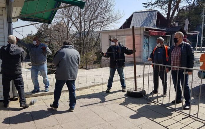 Монтират заграждения на кооперативния пазар в Дупница