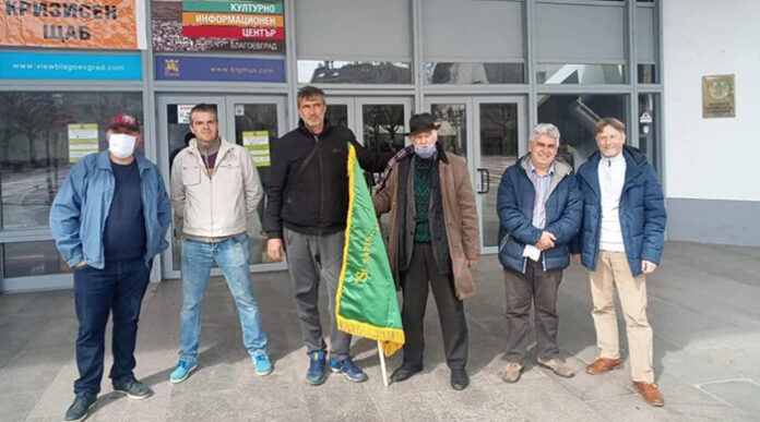 Представители на сдружение „Пчела 2018 – Благоевград“ дариха 25 бурканчета с мед
