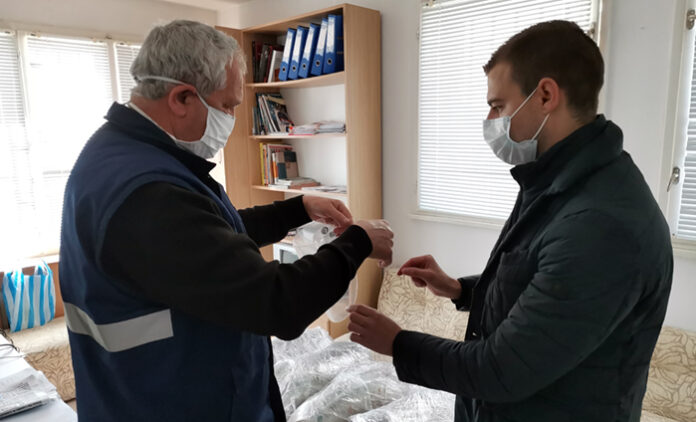 Депутатът от ГЕРБ Стефан Апостолов дари 200 предпазни шлема на ЦСМП в Благоевград