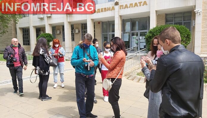 Журналисти и граждани от Благоевград се събраха пред съда на бдение в памет на Милен Цветков