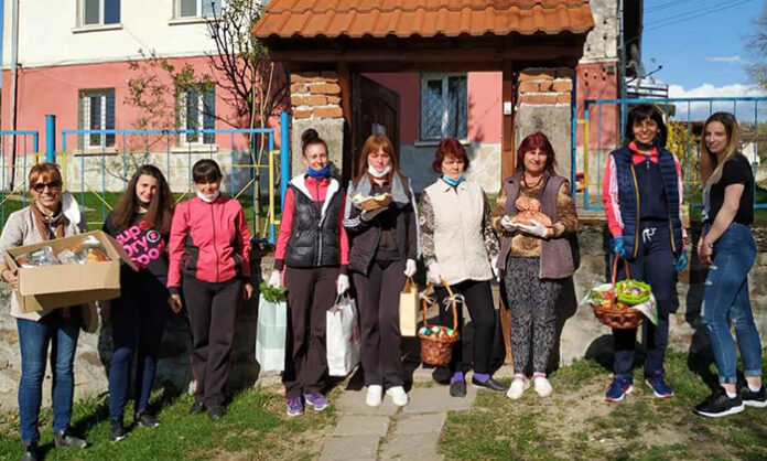 Ученици от Разложката гимназия дариха усмивки и козунаци за Великден