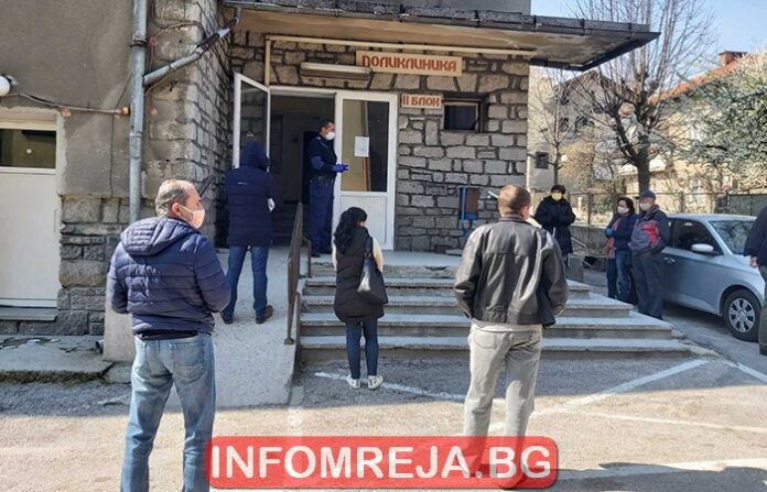 Втори ден тестване в Банско, полицаи и общински служители чакат резултати