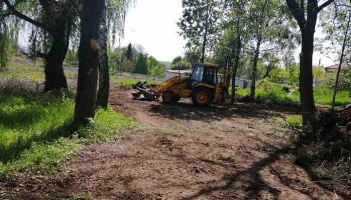 Продължава облагородяването на градския парк в Радомир