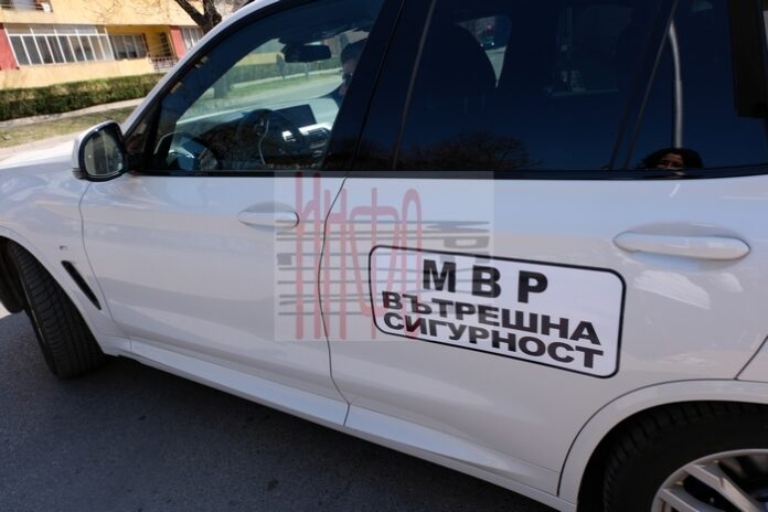 Задържаха двама разследващи полицаи при получаване на подкуп