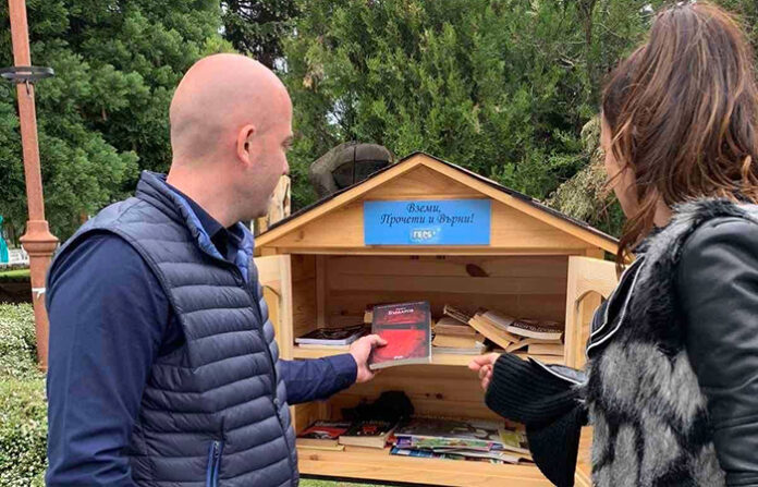 Александър Мацурев и Петър Галчев дариха книги на библиотеките в Банско и Добринище