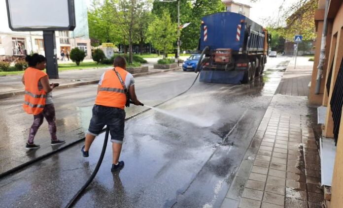 Започна миенето на улиците в Перник