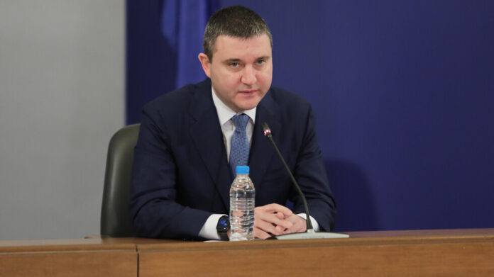 Горанов: Божков прави опити за внушение и пренасяне на вина върху кабинета