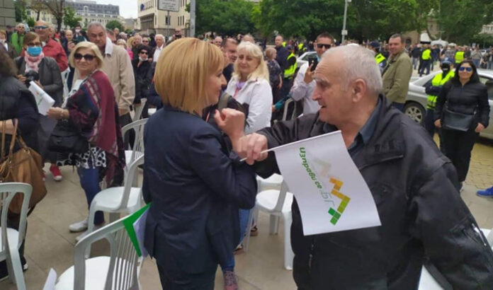 Мая Манолова обяви на протеста, че ще се яви на избори