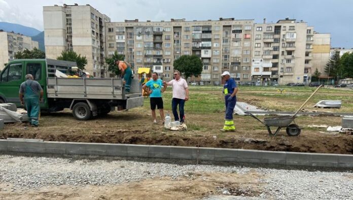 Продължава облагородяването на двора на детската градина в ж.к. „Бистрица“