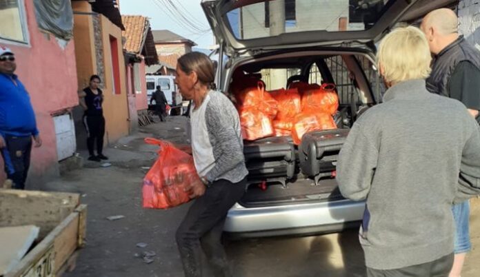 Раздадоха 100 пакета с хранителни продукти за социално слаби в кв. „Изток“