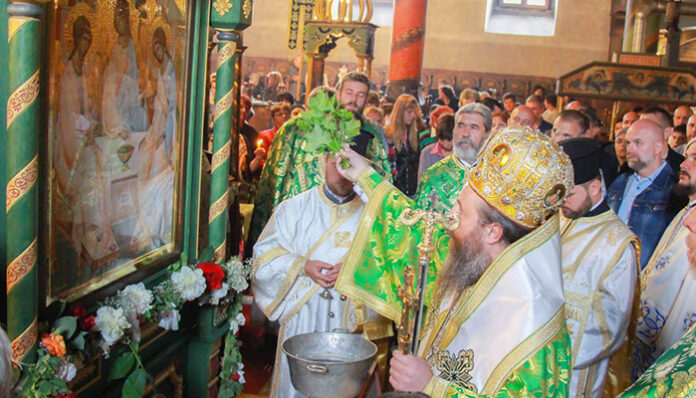 На храмовия празник в банската църква осветиха копие на чудотворна икона