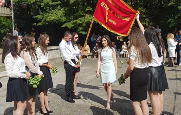 Зрелостниците от ПГ „П.Р.Славейков“, град Якоруда, получиха своите дипломи за завършено средно образование
