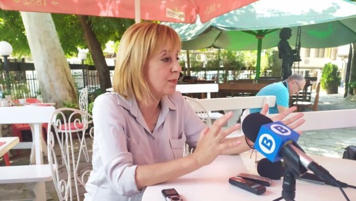 Манолова: Има таен план за удължаване на мандата на правителството с два месеца