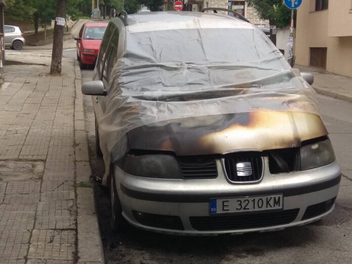 Пожар повреди лек автомобил в Сандански