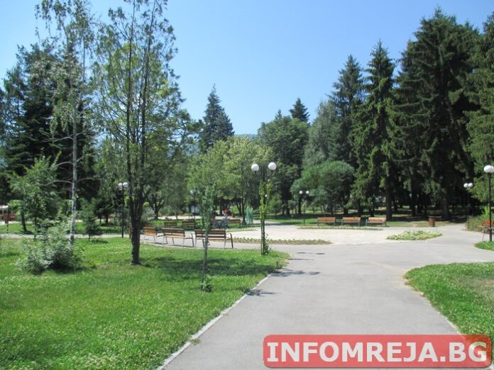 В Гоце Делчев третират тревните площи срещу акари
