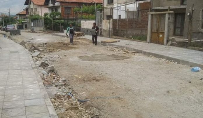 Ремонтират цялата улица „Александър Батенберг“ в Дупница