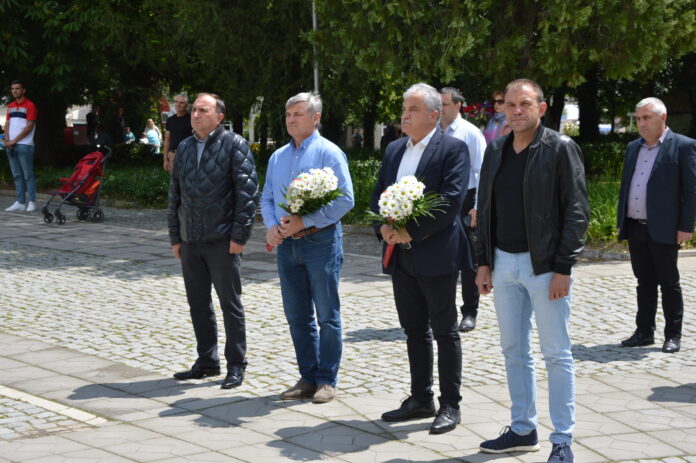Цветя на признателност пред паметника на Ботев в Гоце Делчев
