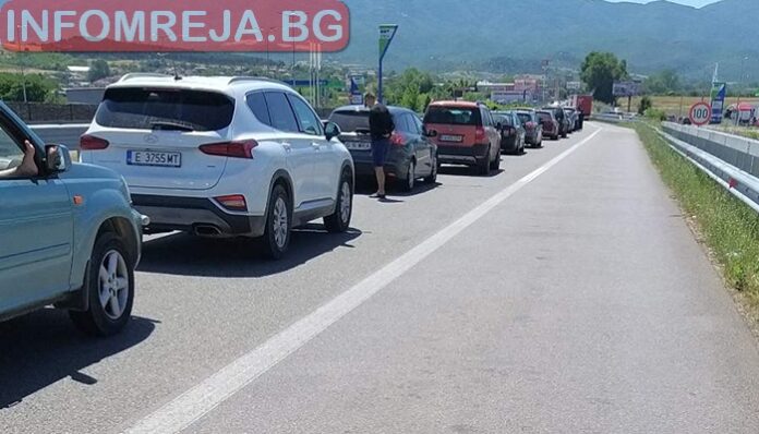 Трима гръцки служители бавят опашката на "Кулата"