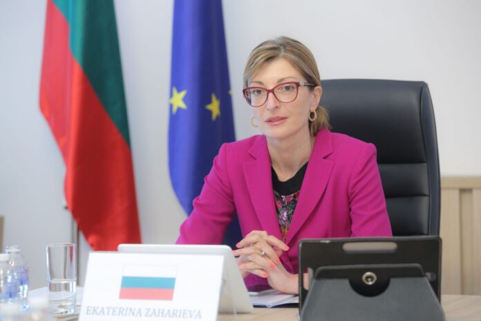 Екатерина Захариева е била разпитана заради есемесите между Бобоков и Узунов