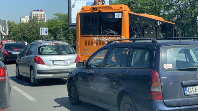 Автобус и кола се удариха на "Цариградско шосе"