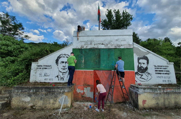 Младежи обновиха любимо място за разходка на петричани в Беласица