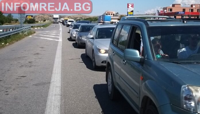 10-километрова опашка от леки автомобили преди ГКПП-Кулата