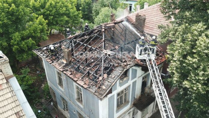Стара къща горя в центъра на Велико Търново