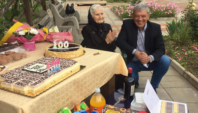 100 години празнува баба Илинка