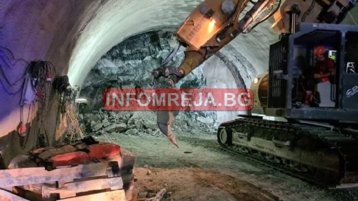 Един от работниците, затрупани в тунел "Железница", е с коронавирус