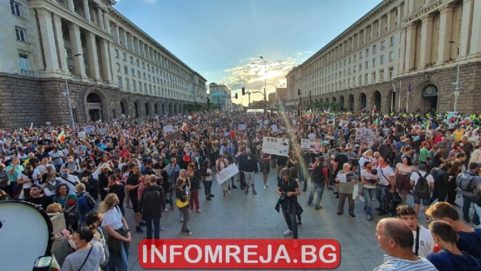 Две седмици протести в София, каскети полетяха пред Съдебната палата