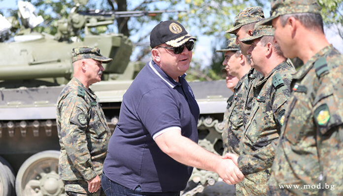 Каракачанов наблюдава изпитания на ремонтираните танкове Т-72