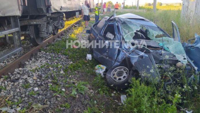 Влак помете кола край Шумен