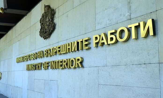 Почина полицай, охранявал протестите