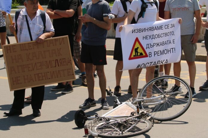Протестиращи блокираха кръстовища в София