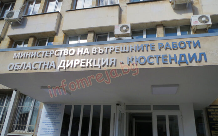 Двама вилняха пред магазин в Кюстендил, чупиха столове