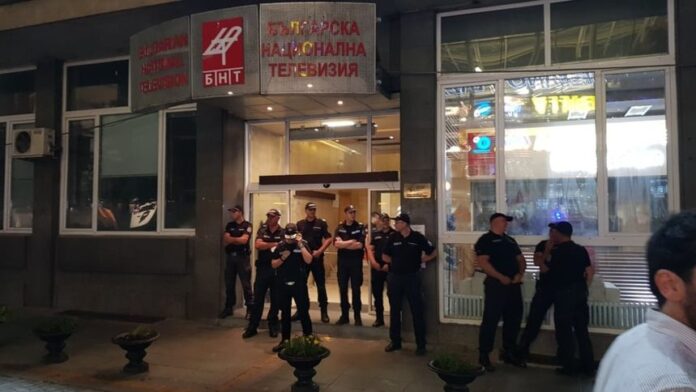 Протестиращите блокираха БНТ и депутата Даниела Дариткова
