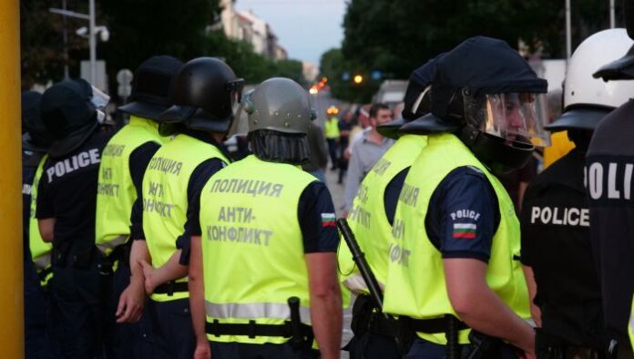 Задържаха двама при протестите в столицата
