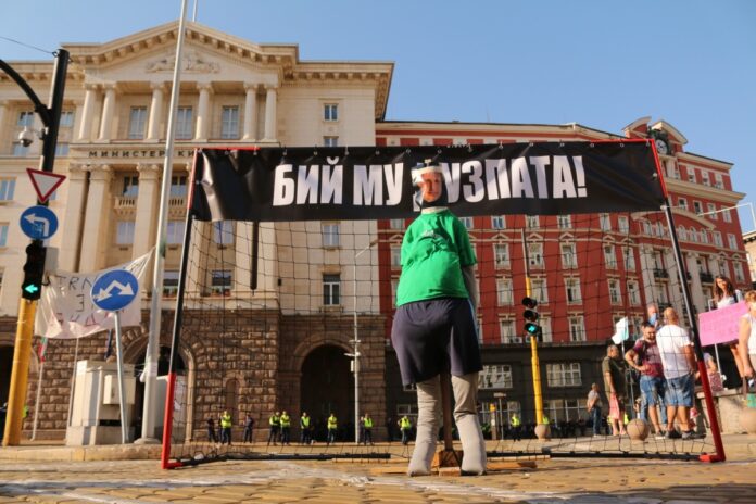Ден 8: Жива верига, бесило, дузпи. Полицаи пяха химна с протестиращите