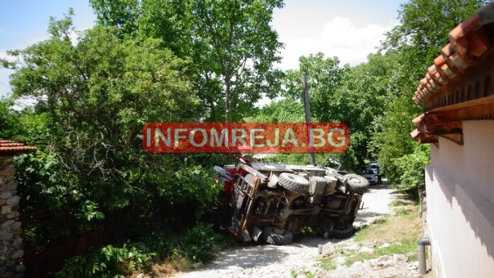 Служител на ЧЕЗ пострада в Стоб, кола с вишка се преобърнала