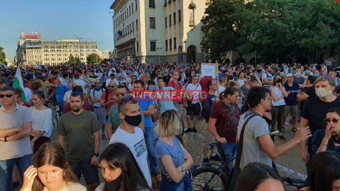 "Оставка" искат за 4-та вечер протестиращите пред Министерски съвет
