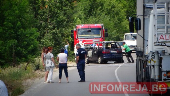 Автомобил се запали в движение край Кочериново
